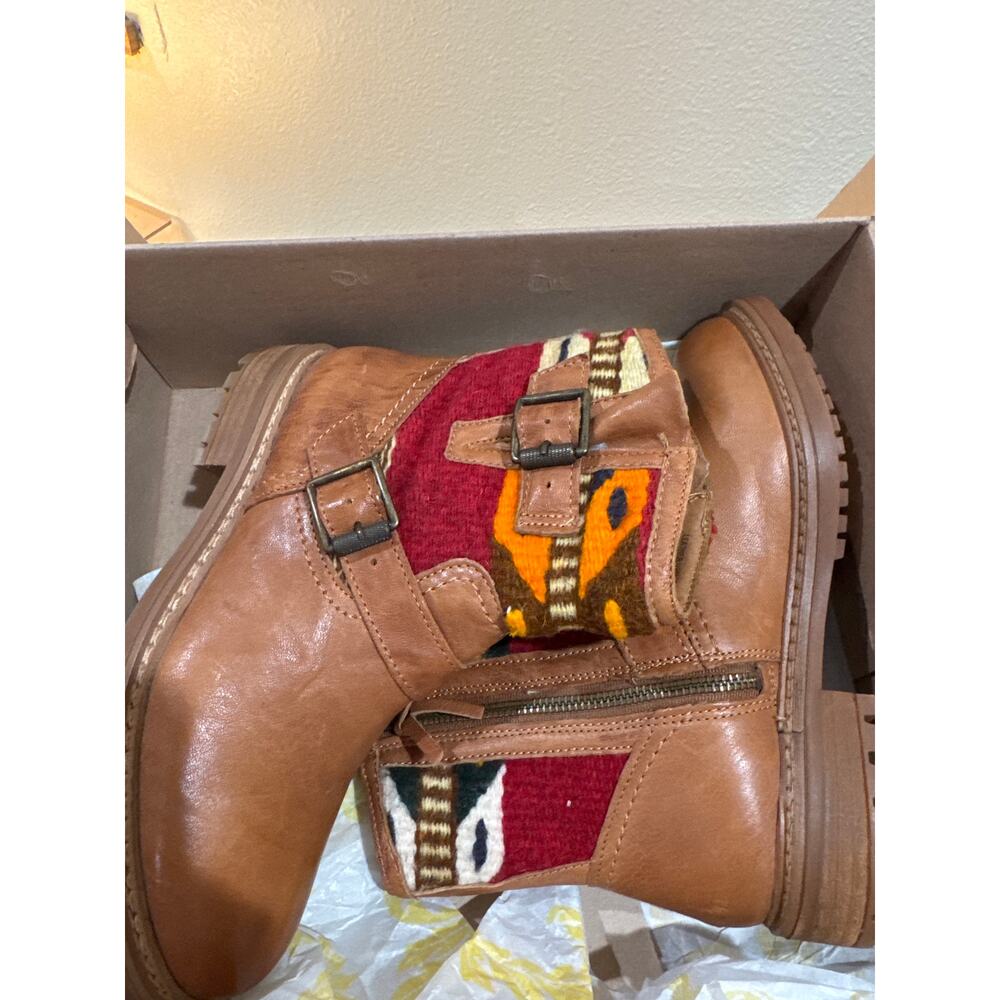 Sofft Lalana Blanket Detail Leather Engineer Boots Luggage Brown Women's 7 NIB - Picture 9 of 10